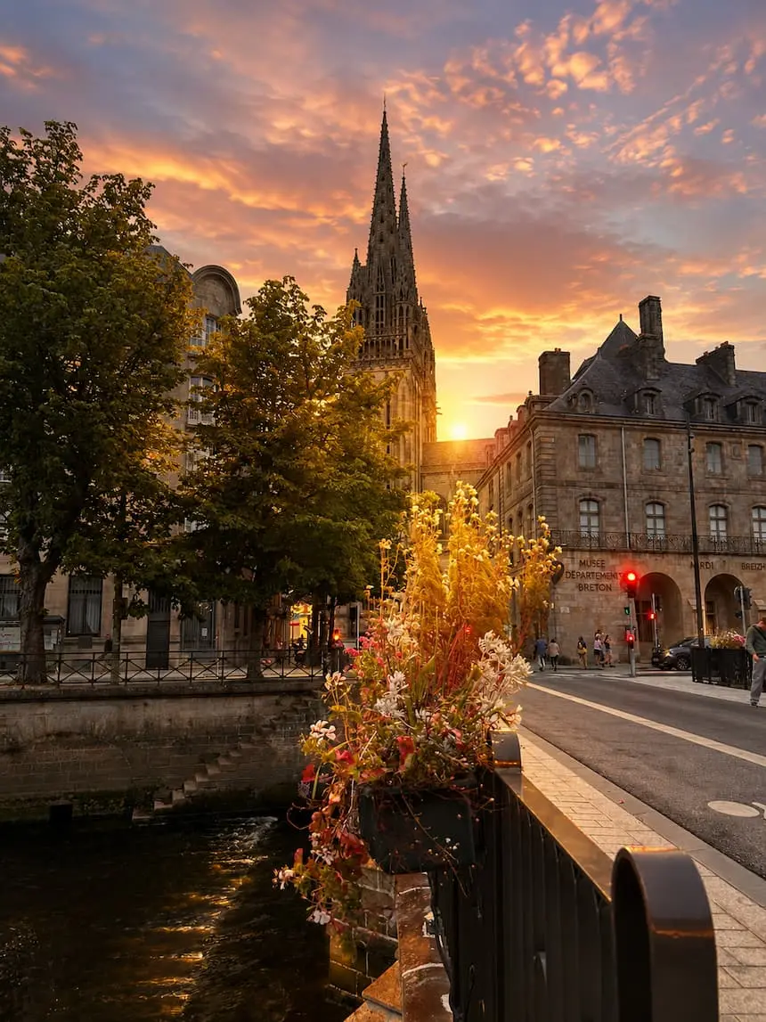 Vue de Quimper au coucher du soleil