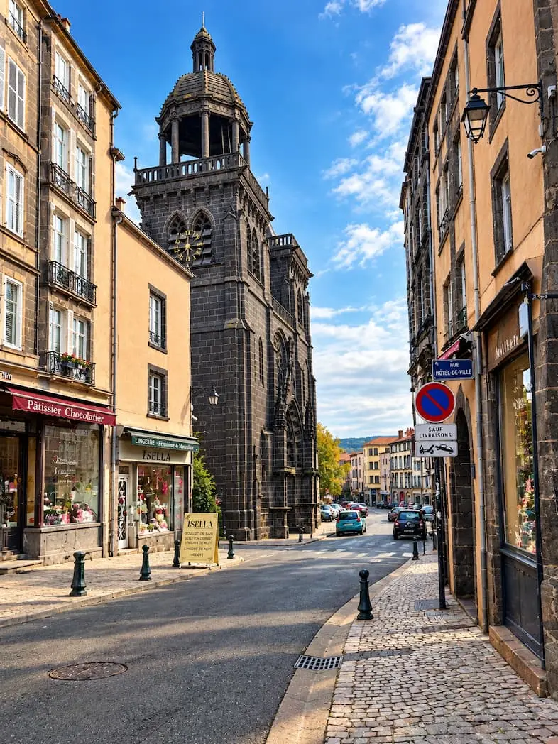 Tour à horloge et commerces dans le centre historique de Riom